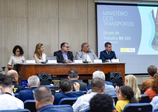 Equipe do Ministério durante debate sobre a recuperação da rodovia - Foto: Thiago Tarelli/MT