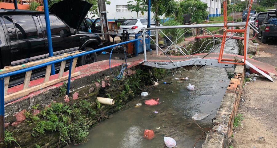 Feto é encontrado em igarapé, no bairro Alvorada - Foto: Haliandro Furtado/Portal Norte