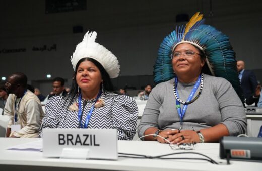 Ministra Sonia Guajajara, acompanhada da secretária Ceiça Pitaguary - Foto: Leo Otero/Ascom MPI