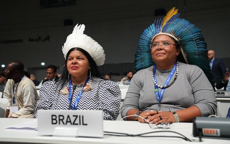 Ministra Sonia Guajajara, acompanhada da secretária Ceiça Pitaguary - Foto: Leo Otero/Ascom MPI