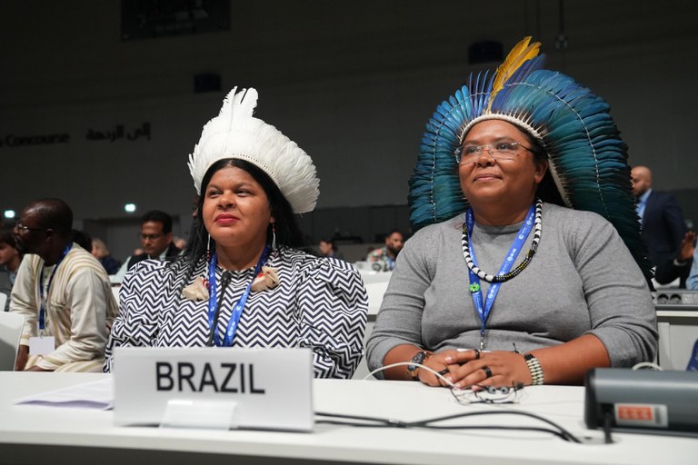 Ministra Sonia Guajajara, acompanhada da secretária Ceiça Pitaguary - Foto: Leo Otero/Ascom MPI
