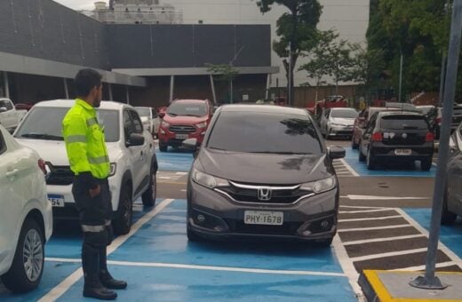 Ao todo, 23 veículos foram autuados por estacionar de forma irregular - Foto: Divulgação/IMMU