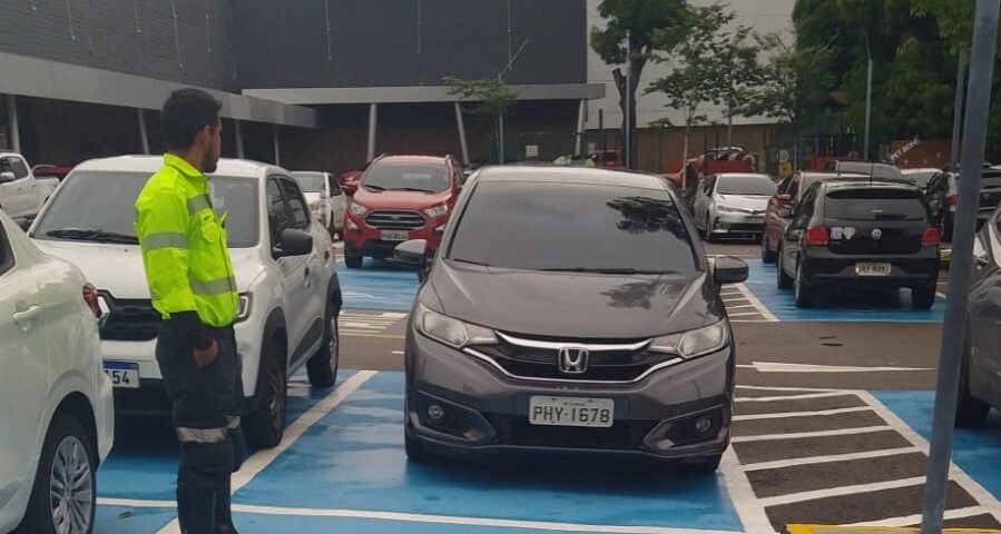 Ao todo, 23 veículos foram autuados por estacionar de forma irregular - Foto: Divulgação/IMMU