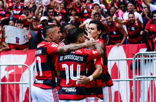 Jogadores do Flamengo comemorando o primeiro gol no jogo diante do Cuiabá, partida realizada no estádio do Maracanã - Foto: Carlos Santtos/Fotoarena/Fotoarena/Estadão Conteúdo