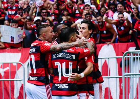 Jogadores do Flamengo comemorando o primeiro gol no jogo diante do Cuiabá, partida realizada no estádio do Maracanã - Foto: Carlos Santtos/Fotoarena/Fotoarena/Estadão Conteúdo