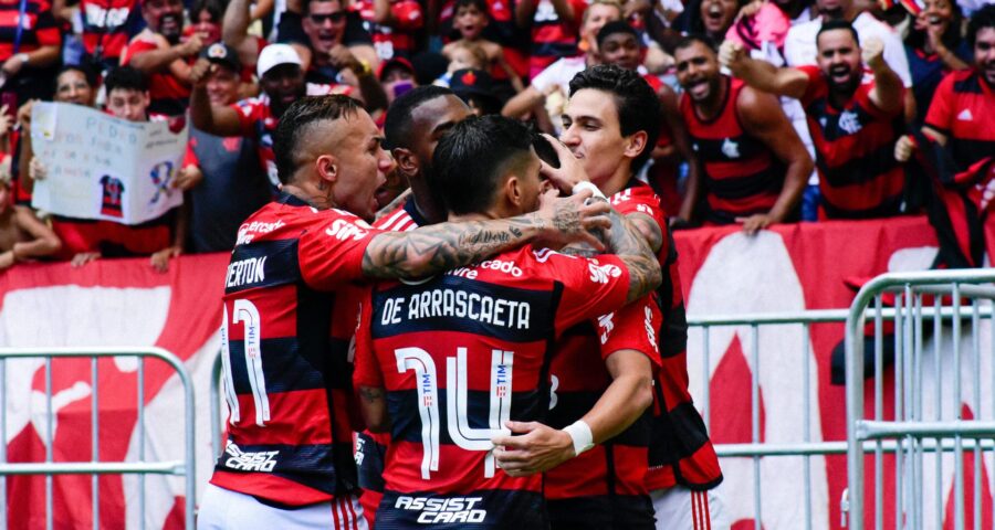 Jogadores do Flamengo comemorando o primeiro gol no jogo diante do Cuiabá, partida realizada no estádio do Maracanã - Foto: Carlos Santtos/Fotoarena/Fotoarena/Estadão Conteúdo