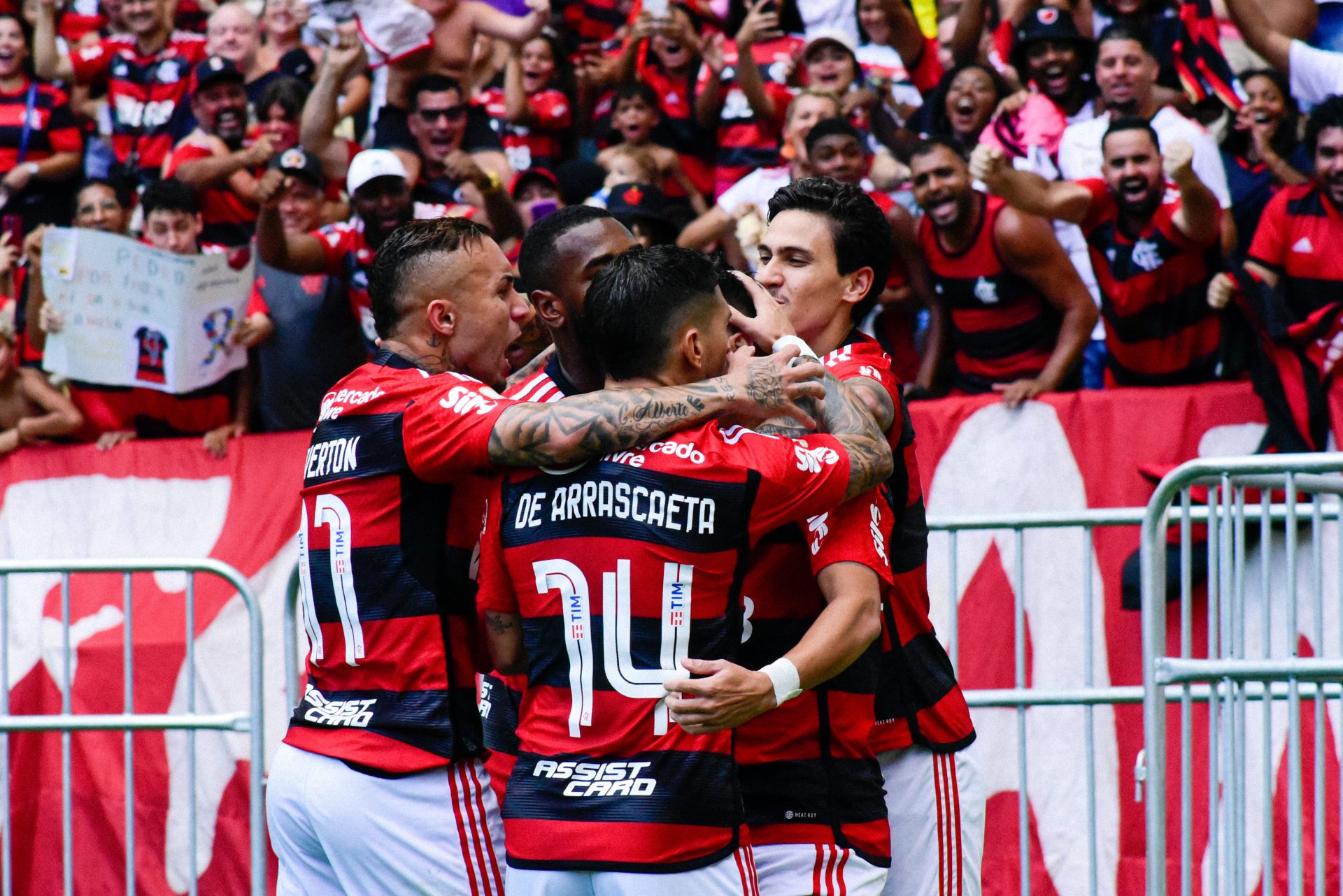 Jogadores do Flamengo comemorando o primeiro gol no jogo diante do Cuiabá, partida realizada no estádio do Maracanã - Foto: Carlos Santtos/Fotoarena/Fotoarena/Estadão Conteúdo
