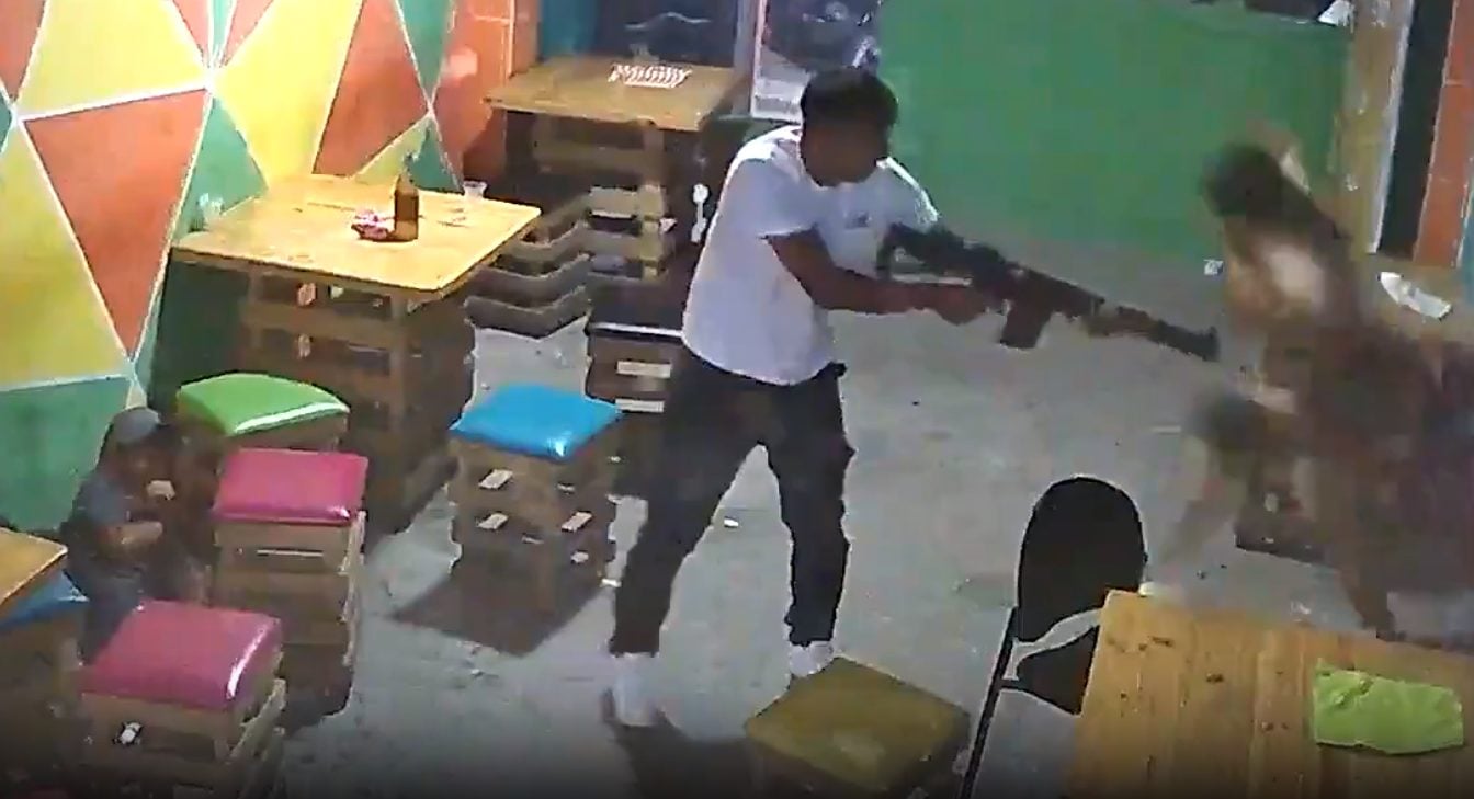 Homem invade o bar com fuzil - Foto: Reprodução/X