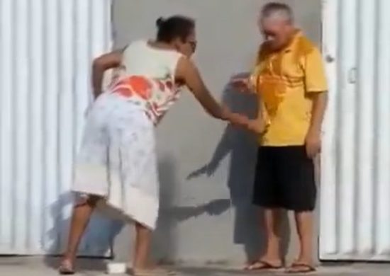 A idosa joga álcool e acende o isqueiro - Foto: Reprodução/Internet