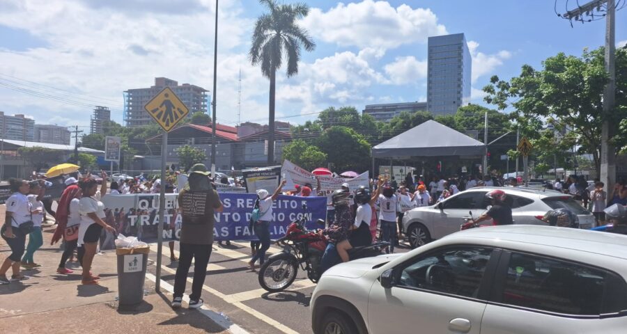 Manifestação em frente ao Fórum Henoch Reis