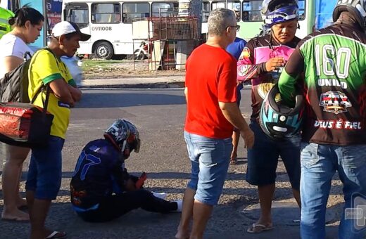 Motociclista é arremessado durante acidente em rotatória de Manaus – Foto: Reprodução/TV Norte Amazonas