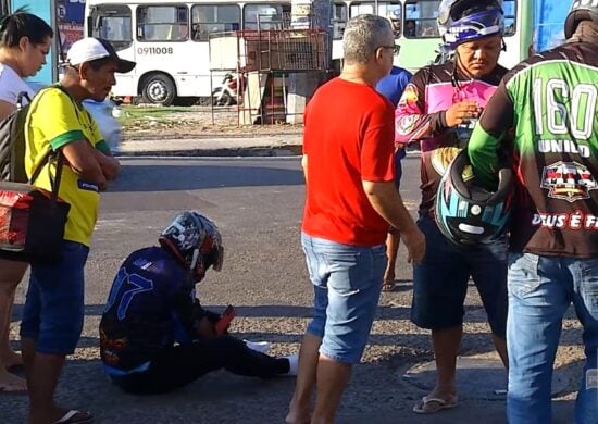 Motociclista é arremessado durante acidente em rotatória de Manaus – Foto: Reprodução/TV Norte Amazonas