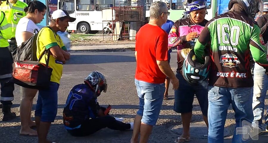 Motociclista é arremessado durante acidente em rotatória de Manaus – Foto: Reprodução/TV Norte Amazonas