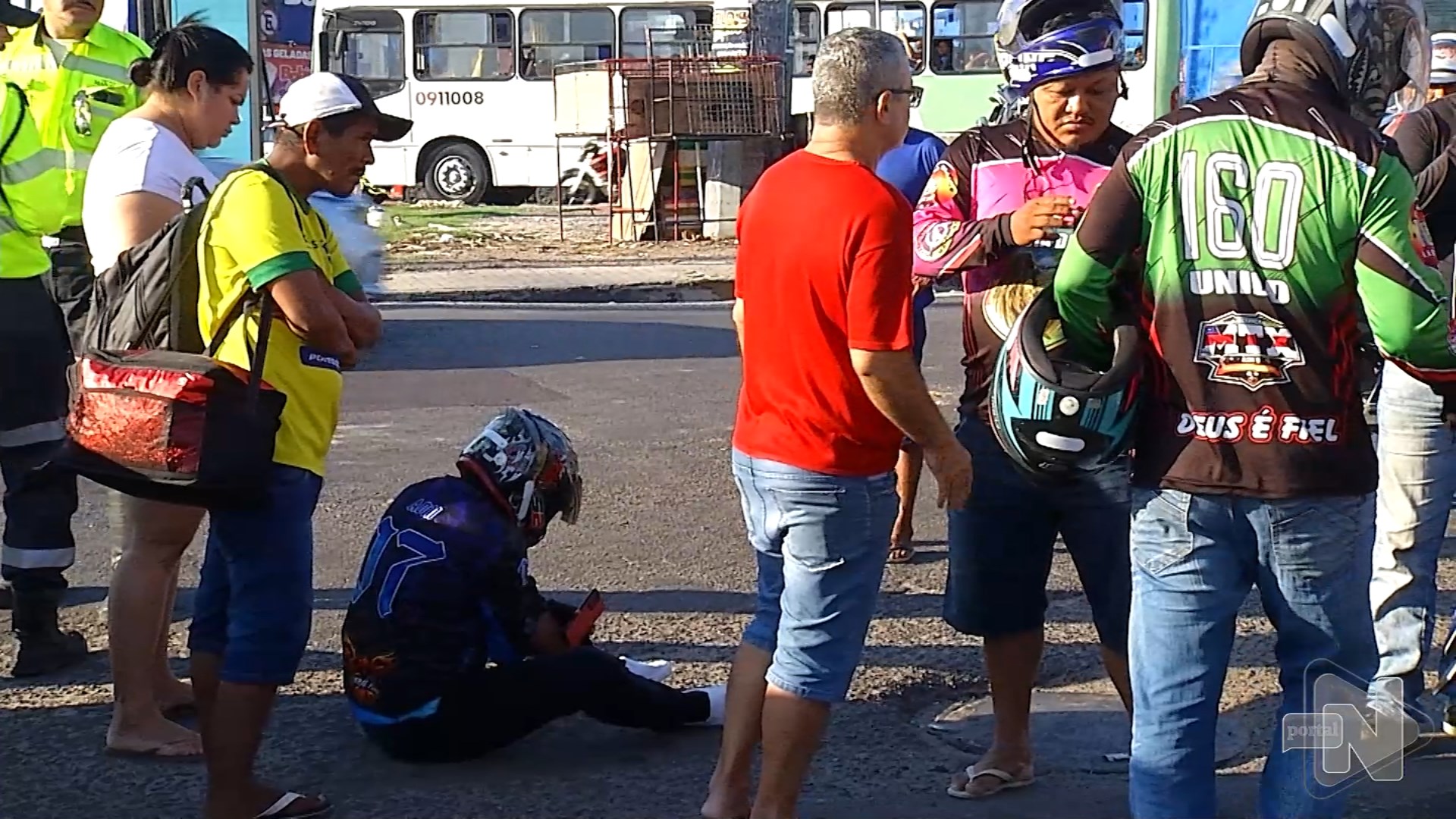 Motociclista é arremessado durante acidente em rotatória de Manaus – Foto: Reprodução/TV Norte Amazonas