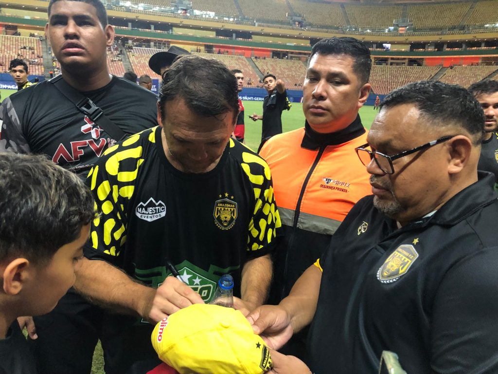 Petckovic dando autógrafos no campo - Foto: Haliandro Furtado/Portal Norte