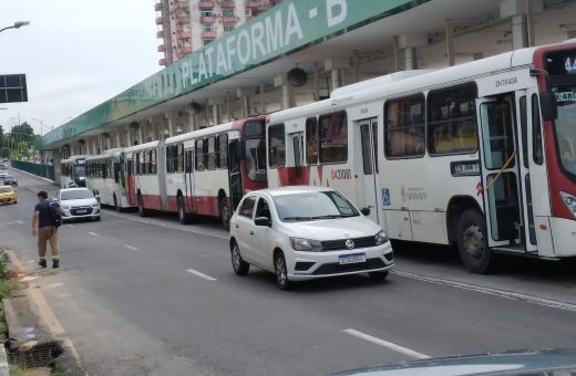 Ônibus do transporte público ficaram parados ao lado do T1 - Foto: Reprodução/WhatsApp