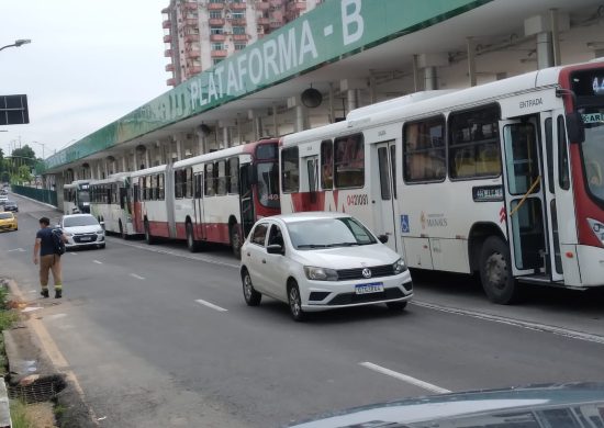 Ônibus do transporte público ficaram parados ao lado do T1 - Foto: Reprodução/WhatsApp
