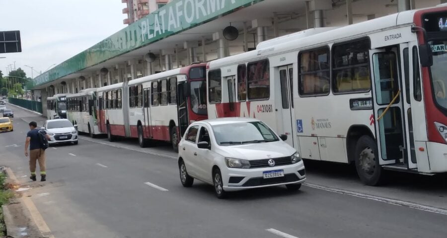 Ônibus do transporte público ficaram parados ao lado do T1 - Foto: Reprodução/WhatsApp