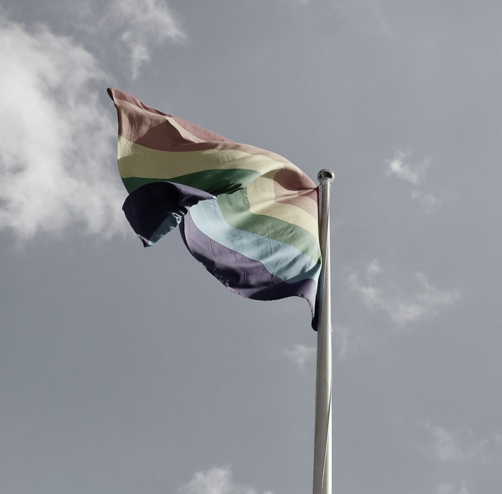 Referência a pessoas LGBTQ+ são excluídas e até arcos-íris chegam a ser descoloridos - Foto: Banco de Imagens