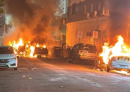 Torcedores do Santos se revoltam com o rebaixamento e geram confusão - Foto: Reprodução/X @cabreloatips