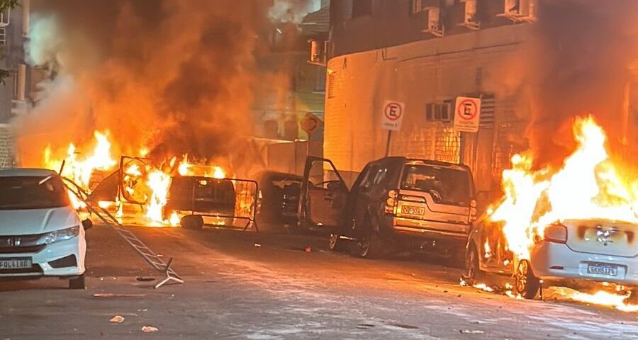 Torcedores do Santos se revoltam com o rebaixamento e geram confusão - Foto: Reprodução/X @cabreloatips