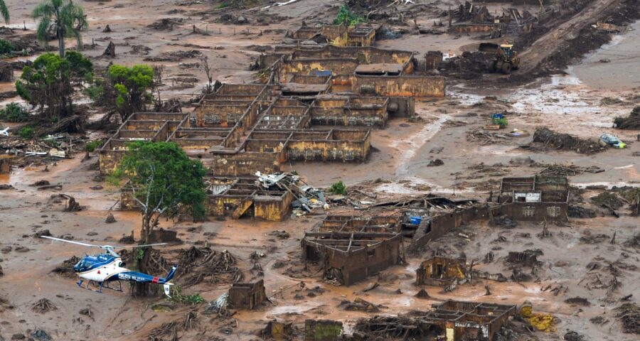 Área afetada pelo rompimento de barragem no município de Mariana, em Minas Gerais - Foto: Antonio Cruz/ Agência Brasil