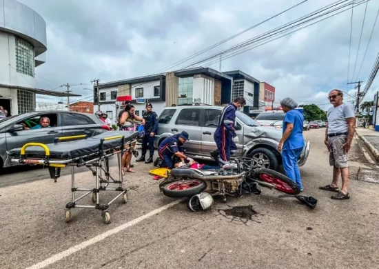 Colisão entre carro e moto deixa jovem ferido no Acre