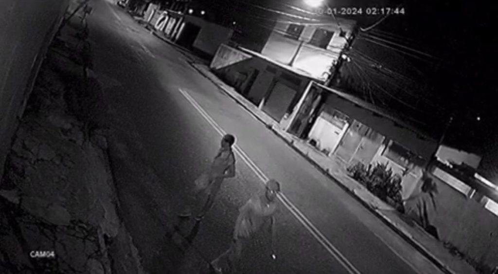 Dois homens são suspeitos de roubarem objetos de uma casa, em Manaus - Foto: Reprodução/WhatsApp