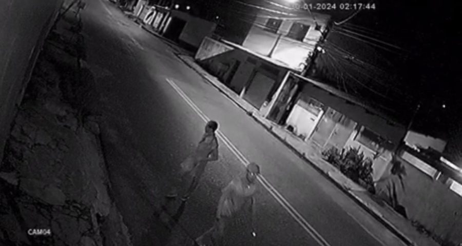 Dois homens são suspeitos de roubarem objetos de uma casa, em Manaus - Foto: Reprodução/WhatsApp