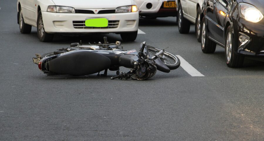 A mulher ficou entre a moto e um carro