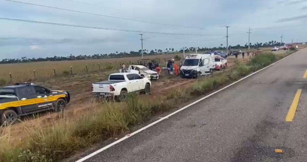 Caminhonete capota após ultrapassagem em alta velocidade em estrada de RR