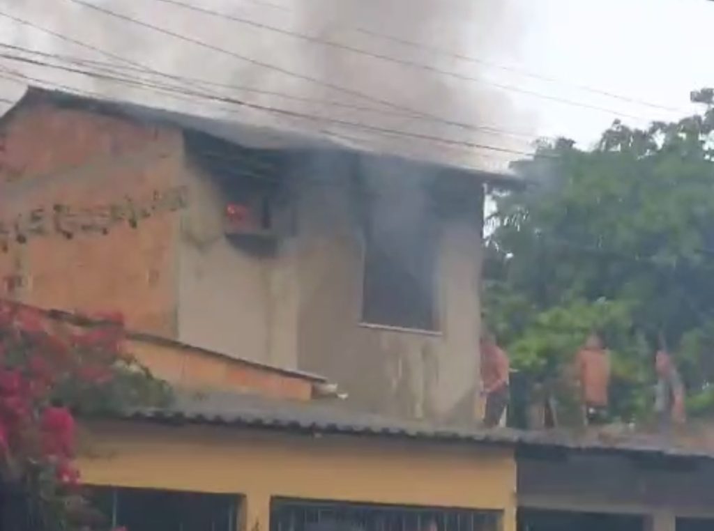 Vizinhos revezam baldes de água em casa incendiada da capital amazonense - Foto: Reprodução/WhatsApp