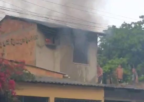 Vizinhos revezam baldes de água em casa incendiada da capital amazonense - Foto: Reprodução/WhatsApp