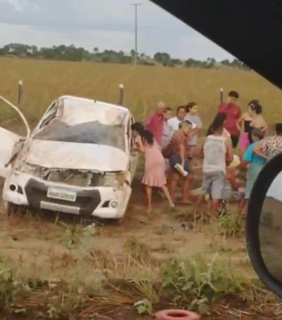 Caminhonete capota após ultrapassagem em alta velocidade em estrada de RR