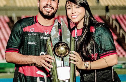 Ao lado da esposa, Arlen exibe o troféu de campeão maranhense 2023 - Reprodução / Instagram @motocluboficial