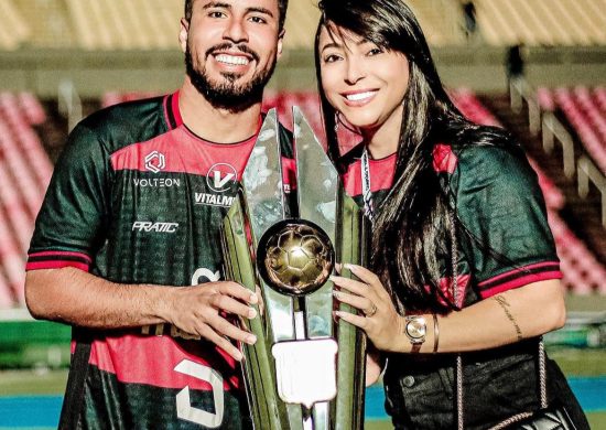 Ao lado da esposa, Arlen exibe o troféu de campeão maranhense 2023 - Reprodução / Instagram @motocluboficial