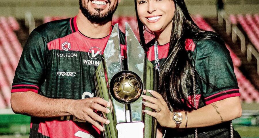 Ao lado da esposa, Arlen exibe o troféu de campeão maranhense 2023 - Reprodução / Instagram @motocluboficial