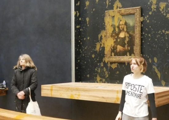 Ativistas atiram sopa contra quadro da Mona Lisa no Louvre