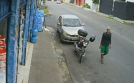 O suspeito primeiro olha para a moto vermelha e mais a frente, rouba a motocicleta branca - Foto: Reprodução/WhatsApp