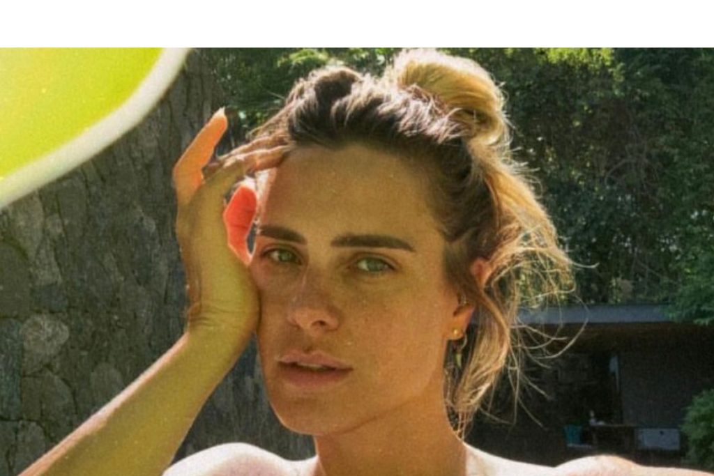 Carolina Dieckmann compartilha takes de topless no Instagram
