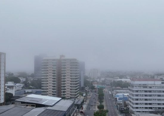 Cidade coberta de neblina