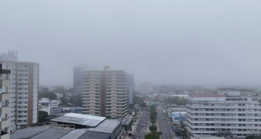 Cidade coberta de neblina