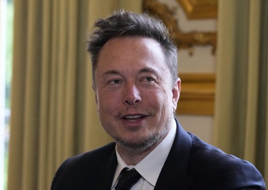 Elon Musk anuncia primeiro implante de chip cerebral em humano