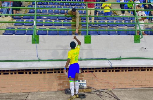 Pai de Endrick, Douglas Ramos se emocionou ao presenciar o gol do jovem atleta - Foto: Reprodução/ CBF