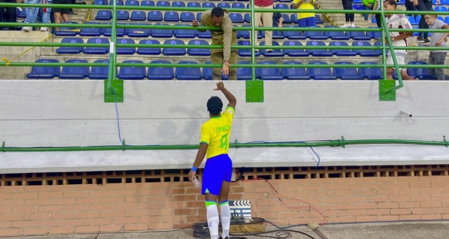 Pai de Endrick, Douglas Ramos se emocionou ao presenciar o gol do jovem atleta - Foto: Reprodução/ CBF