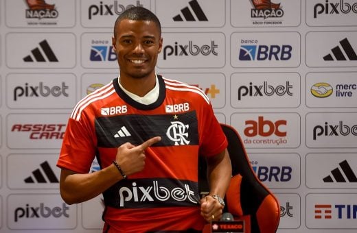 Flamengo apresenta o uruguaio De La Cruz; contrato vai até 2028