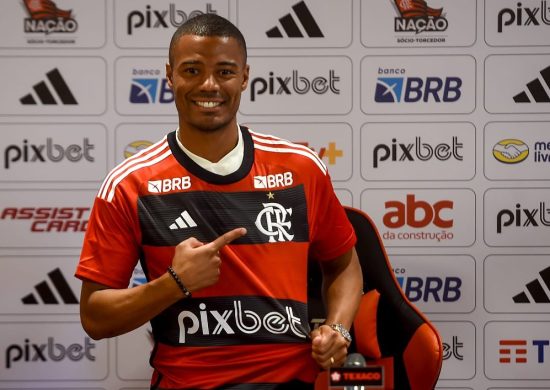Flamengo apresenta o uruguaio De La Cruz; contrato vai até 2028