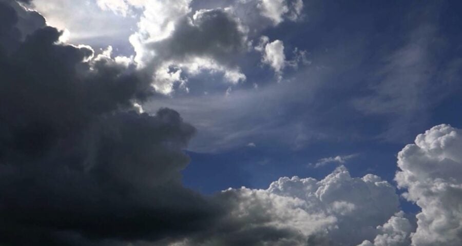 Tempo quente e abafado, com sol, nuvens e chuvas, em geral, passageiras e pontuais, que vão predominar no Acre.