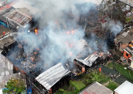 Incêndio de grandes proporções destruiu onze casa em Manaus - Foto: TV Norte Amazonas