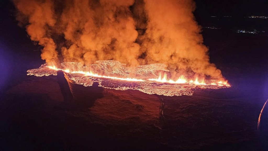 Islândia registra erupção vulcânica e cidadãos são retirados do norte